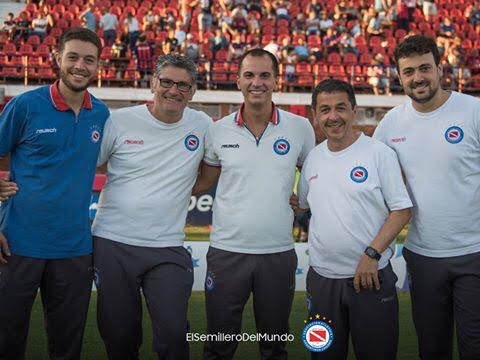 Equipo profesional en entorno deportivo con Argentinos Juniors